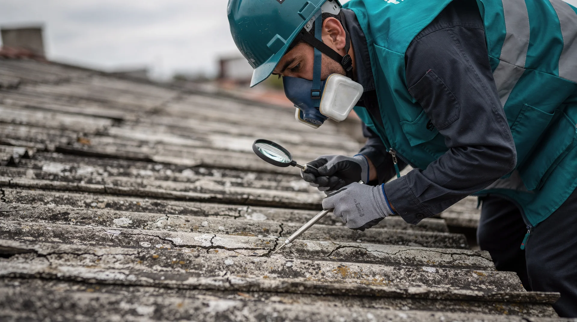 Inspecteur examinant des plaques de fibrociment avec equipement de diagnostic amiante