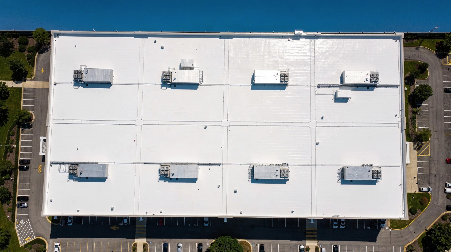 Cool Roof sur Toiture Plate : Compatibilite, Etancheite et Performance